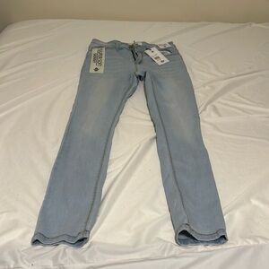 New light blue skinny jeans. Never worn. Size 7/8